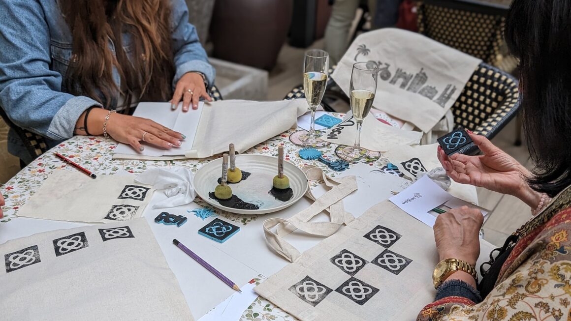 Sellos y estampación en una totebag en el Hotel Ronda Lesseps