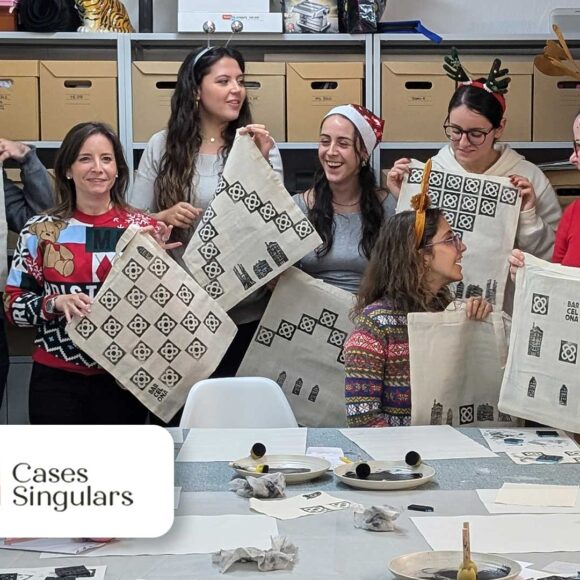 Sellos y estampación en una totebag con Cases singulars