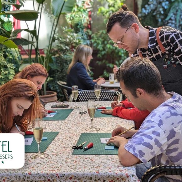 Sellos y estampación en una totebag en el Hotel Ronda Lesseps