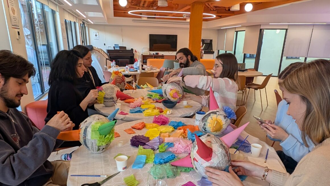 Tripledot-Studios-pinatas-evento-Taller-Balam-05 Piñatas mexicanas en Tripledot Studios