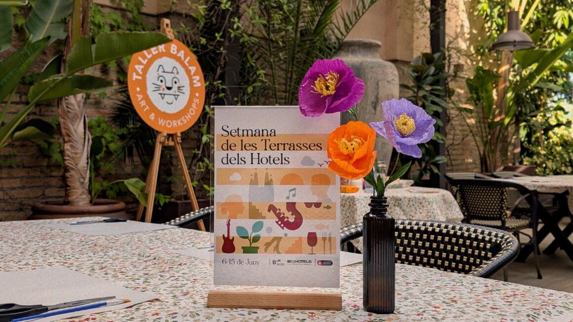 Semana de las terrazas de Barcelona creando flores de papel