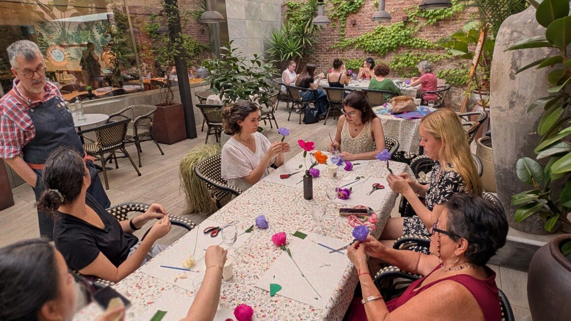 Semana de las terrazas de Barcelona creando flores de papel