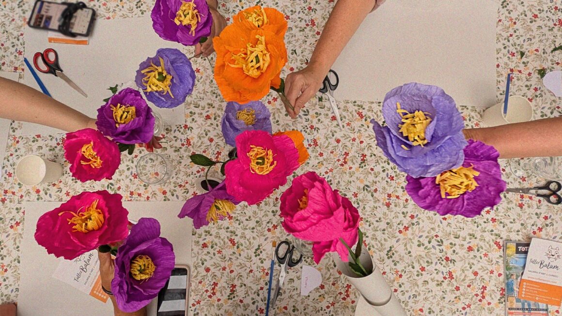 Semana de las terrazas de Barcelona creando flores de papel