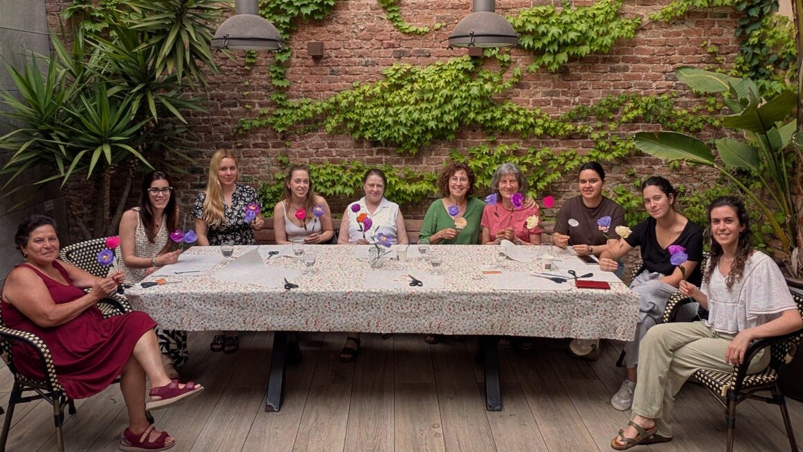 Semana de las terrazas de Barcelona creando flores de papel