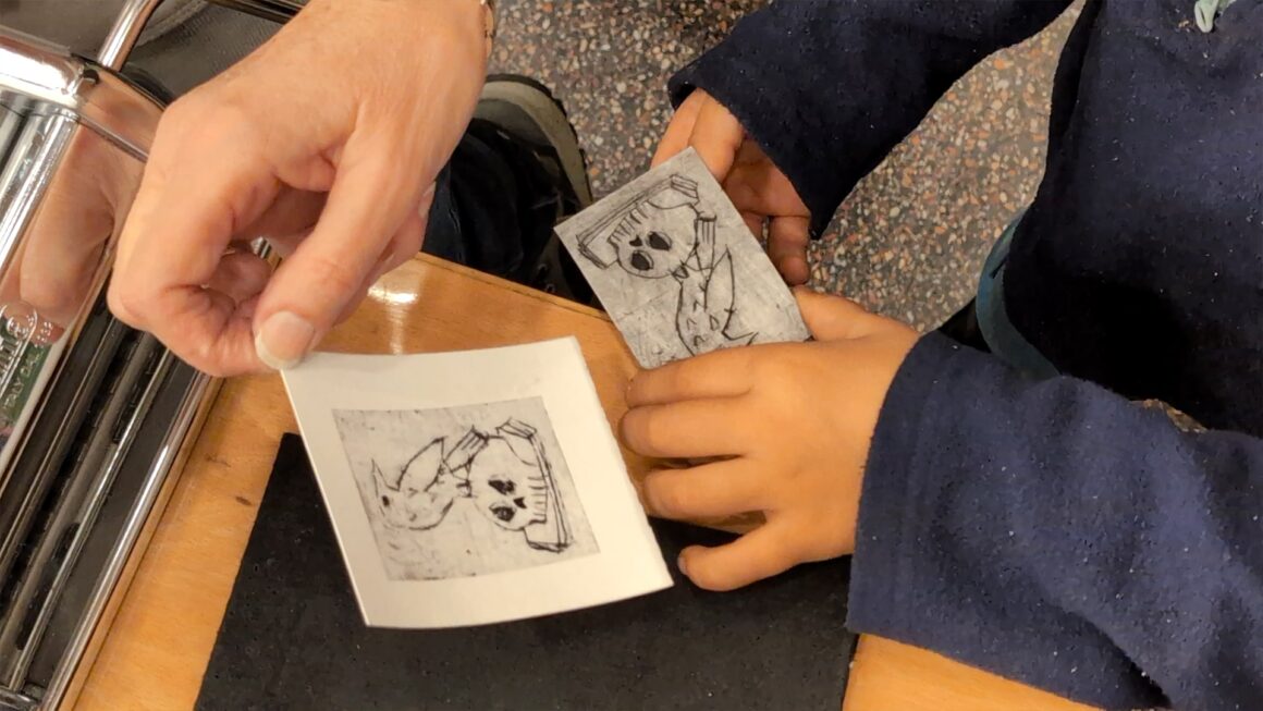 Grabado sostenible en la Biblioteca de Cadaqués