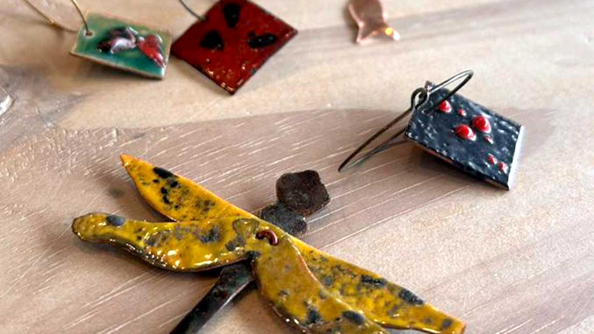 Taller de joyería esmaltada. Fuego y color