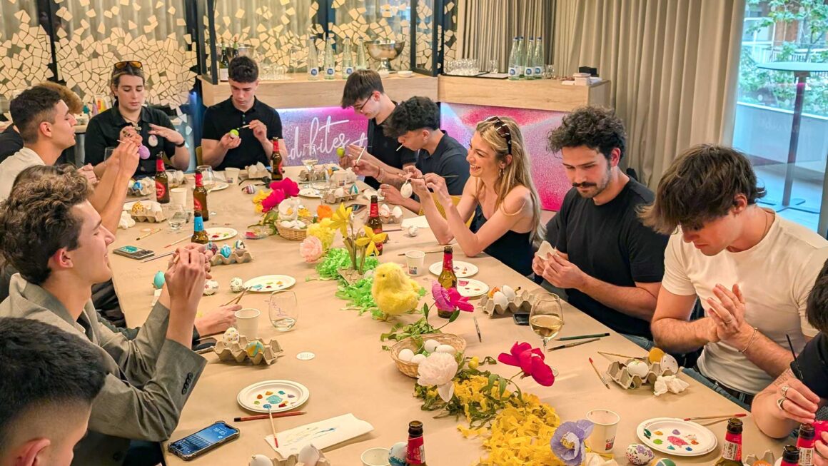 Moxy-Hotel-Marquesas-egg-painting-Taller-Balam-01 Evento para influencers en Moxy Hotel Barcelona